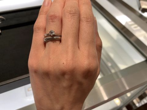 【ティファニー(Tiffany & Co.)の口コミ】 婚約指輪は定番のプラチナのダイヤモンドリングです。カラット数は失念し…