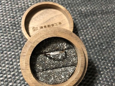 【鎌倉彫金工房の口コミ】 婚約指輪というと1粒ダイヤやキラキラしたデザインのものが多く、日常的に…