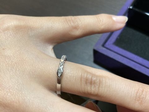 【Royal MarKiss(ロイヤル・マーキッス)の口コミ】 指輪のデザインが変わっており、ハーフエタニティの終始点にダイヤが付い…