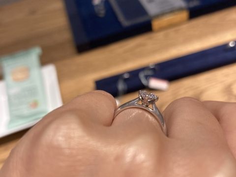 【ENUOVE(イノーヴェ)の口コミ】 重ね付けを考えたデザインとのことで、結婚指輪と婚約指輪がぴったり重な…