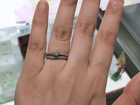【モニッケンダム(MONNICKENDAM)の口コミ】 パヴェダイヤがついた婚約指輪で探していたときに試着しました。
ダイヤモ…
