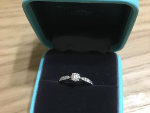 【ティファニー(Tiffany & Co.)の口コミ】 婚約指輪は憧れのブランドのものがいい…！とずっと密かに思ってい…
