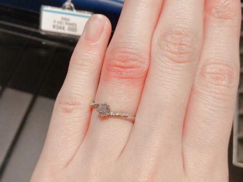 【銀座ダイヤモンドシライシの口コミ】 台座はカーブしてる指輪です。

曲線にも細かな石が付いていて、センター…