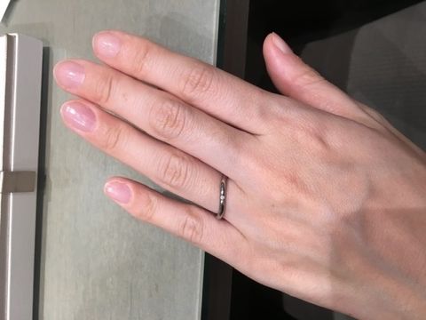 【アイプリモ(I-PRIMO)の口コミ】 シンプルで細めなのでさりげなくてつけられると思います。一粒ダイヤなの…