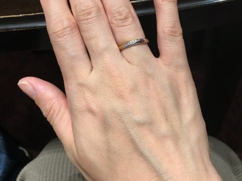 【ケイウノ ブライダル(K.UNO BRIDAL)の口コミ】 ストレートリングに斜めにダイヤが散りばめたデザインでギラギラは抵抗あ…