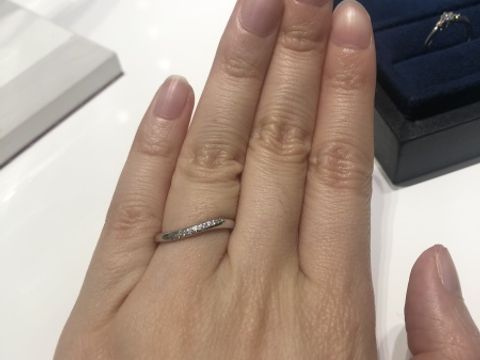 【4℃ BRIDAL(ヨンドシーブライダル)の口コミ】 ウェーブ型の斜めにダイヤモンドが埋め込まれている指輪です。ダイヤモン…