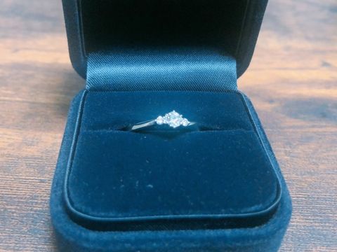 【4℃ BRIDAL(ヨンドシーブライダル)の口コミ】 ウェーブ型で三石のダイヤモンドがついている婚約指輪です。特にセンター…