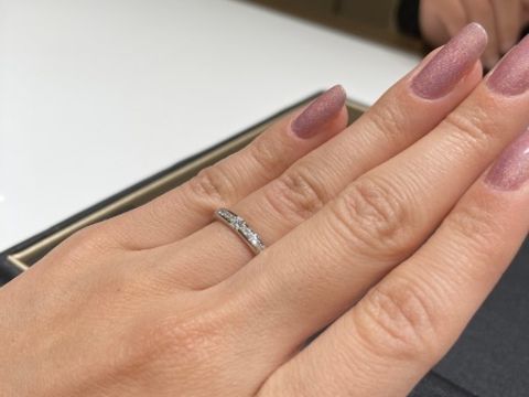 【ラザール ダイヤモンド(LAZARE DIAMOND)の口コミ】 指輪のデザインが夫婦共に1番気に入りました。
また、ダイヤの輝きが素晴…