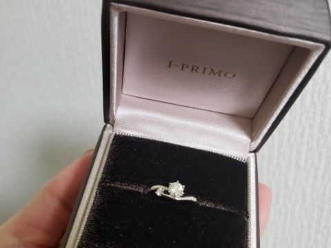 【アイプリモ(I-PRIMO)の口コミ】 中央のダイヤの横に、ピンクダイヤが少し離れたところにあることによって…