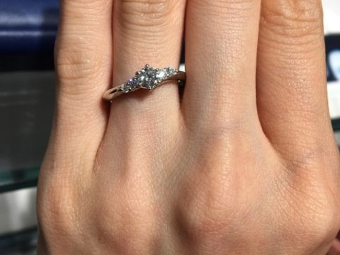 【銀座ダイヤモンドシライシの口コミ】 何百種類ものデザインがある中で、INO(イーノ)を選びました。ポイントは、…