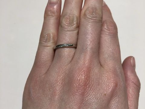 【TRECENTI(トレセンテ)の口コミ】 真っ直ぐのラインの指輪に弧を描くようにダイヤモンドがはめ込まれていま…