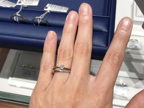 【銀座ダイヤモンドシライシの口コミ】 いろいろなタイプや指輪があり、希望をいうところ奥からたくさん指輪を持…