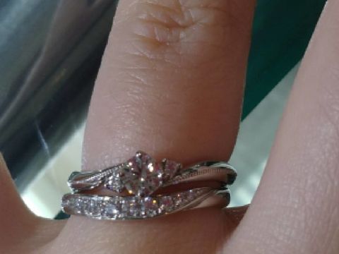 【宝寿堂(ほうじゅどう)の口コミ】 先に購入していた婚約指輪と該当品の結婚指輪を重ねて着用した際にデザイ…