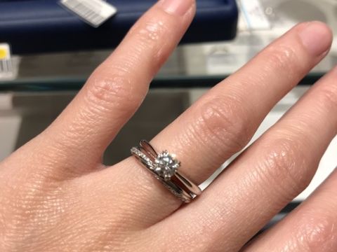 【銀座ダイヤモンドシライシの口コミ】 重ね付けをしてさらに華やかになるタイプを探してました。ダイヤモンドが…