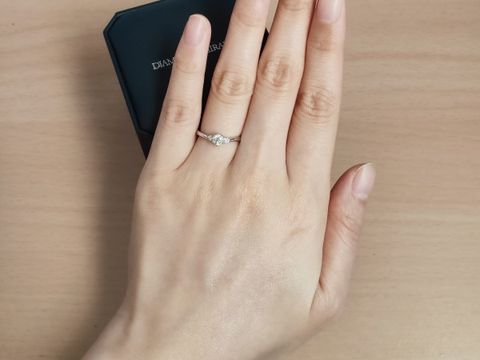 【銀座ダイヤモンドシライシの口コミ】 ゆるいV字のラインがとても可愛くて指がほっそりと見えるデザインでした。…