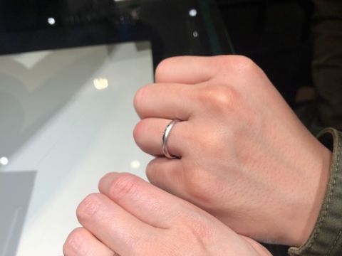 【ラザール ダイヤモンド(LAZARE DIAMOND)の口コミ】 ストレートタイプで探していました。シンプルでかつ、柔らかな印象の指輪…