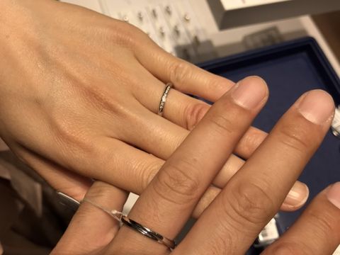 【銀座ダイヤモンドシライシの口コミ】 上からみるとダイヤがきらきらと輝くデザインになっています。細くて丸み…