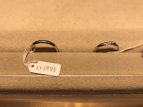 【ギンザタナカブライダル(GINZA TANAKA BRIDAL)の口コミ】 女性の方は少しデザインが凝っていて、上にダイヤが被さるような形になっ…