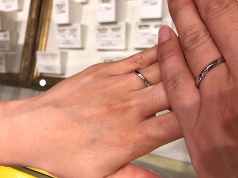 【festaria bijou SOPHIA(フェスタリア ビジュソフィア)の口コミ】 シンプルな丸みのあるデザインの指輪ですが、斜めに細かく石が入っていて…