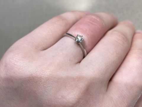 【アイプリモ(I-PRIMO)の口コミ】 ①細く長い相手の手の特徴に合う。②リングの太さがちょうどダイヤが綺麗に…