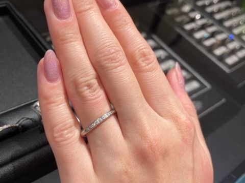 【エクセルコダイヤモンド(EXELCO DIAMOND)の口コミ】 指輪の輝きがとても綺麗です。
今回結婚指輪を探していたのですが、全て最…