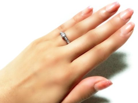 【ブルガリ(BVLGARI)の口コミ】 一目見てデザインが気に入ったことです。
上の面にパヴェが敷き詰められて…