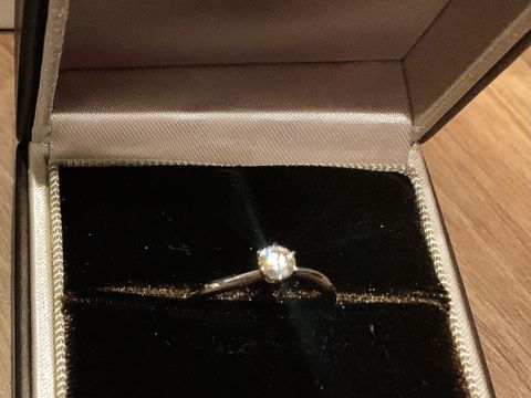 【アイプリモ(I-PRIMO)の口コミ】 ウェーブのフォルムで婚約指輪を探していました。
似たようなデザインの婚…