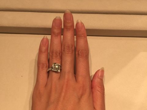 【ブシュロン(BOUCHERON)の口コミ】 とてもゴージャスな指輪で付けるとかなりのボリュームがあります。中心の…