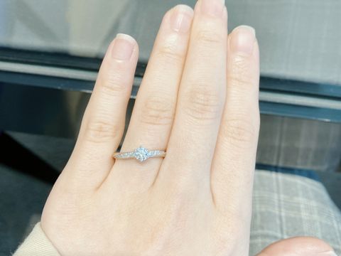 【銀座ダイヤモンドシライシの口コミ】 ゆるやかに流れるウェーブラインに、華やかに輝くメレダイヤがぎっしりと…