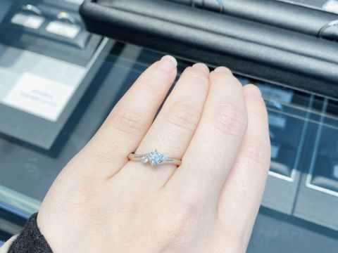 【エクセルコダイヤモンド(EXELCO DIAMOND)の口コミ】 サイドにメレダイヤモンドが留まっており、少し離れて見るとセンターダイ…