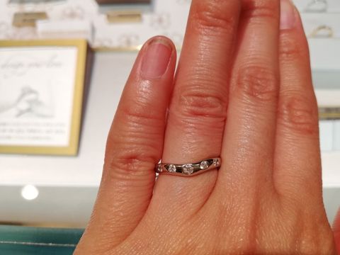 【ブルガリ(BVLGARI)の口コミ】 主人がダイヤモンドが水玉模様に見えてお洒落と言うので試着しました。　…