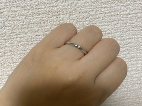 【銀座ダイヤモンドシライシの口コミ】 婚約指輪と重ね付けしても派手派手しくならないシンプルさ、ストレートリ…