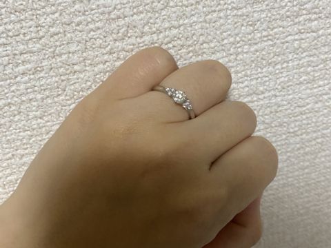 【銀座ダイヤモンドシライシの口コミ】 真ん中の石がとても引き立つデザインですが、周りのメレダイヤもとても華…