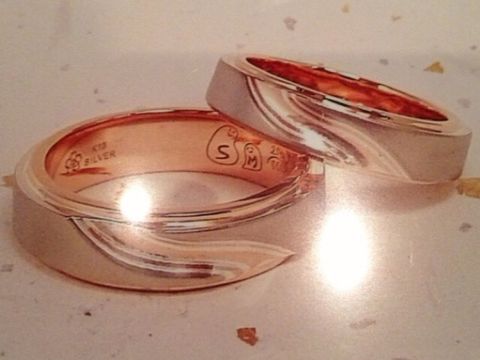 【杢目金屋(もくめがねや)の口コミ】 ちょっと変わったデザインがいいねと二人で話していたところ、雑誌で杢目…