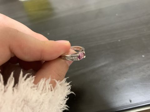 【TAKEUCHI(宝石・時計のタケウチ)の口コミ】 太めのデザインの指輪です。
左右に５つずつダイヤが埋め込まれ、中央に誕…