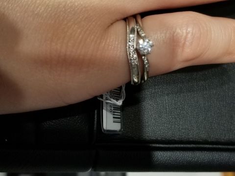 【エクセルコダイヤモンド(EXELCO DIAMOND)の口コミ】 ダイヤがとても目立ちますが、上品なデザインでした。
それまでミル打ちの…