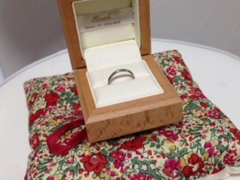 【RUST made in englandの口コミ】 手彫りの婚約指輪にあるシンプルな結婚指輪を探していました。ディスプレ…