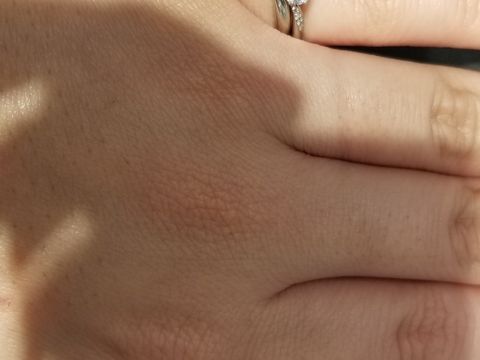 【銀座ダイヤモンドシライシの口コミ】 ゆるやかなウェーブにダイヤがいくつかセットされていて、婚約指輪との相…