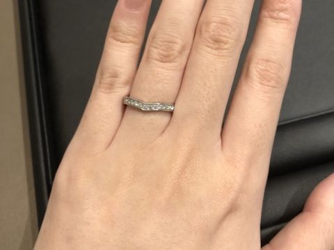 【ROYAL ASSCHER(ロイヤル・アッシャー)の口コミ】 マリッジリングの中でも緩やかなV字ラインのハーフエタニティで、試着した…
