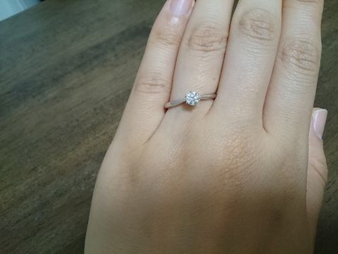 【アイプリモ(I-PRIMO)の口コミ】 シンプルで飽きないデザインということ。それと、ダイヤモンドの品質がよ…