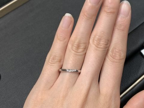 【ラザール ダイヤモンド(LAZARE DIAMOND)の口コミ】 私が試着した指輪は指輪にみぞが彫られているので指輪をどの角度にむけて…