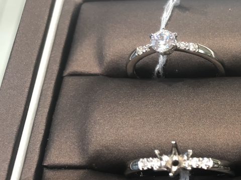 【アイプリモ(I-PRIMO)の口コミ】 サイドのダイヤがキラキラと可愛いです。
サイドのダイヤが半分で区切られ…