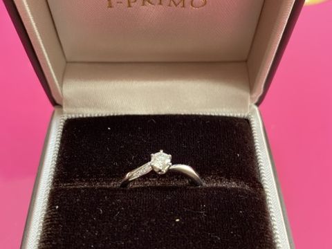 【アイプリモ(I-PRIMO)の口コミ】 デザインと価格を重視しました。
彼女が当初から、婚約指輪で高いものは要…