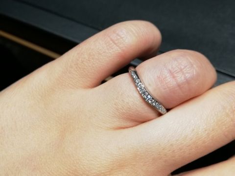 【ラザール ダイヤモンド(LAZARE DIAMOND)の口コミ】 なめらかなウェーブラインに、キラキラのダイヤモンド。とても美しく、見…