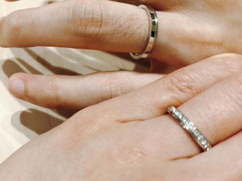 【ラザール ダイヤモンド(LAZARE DIAMOND)の口コミ】 ・他にないデザインであったこと
・細身の手に会うスタイリッシュなデザイ…