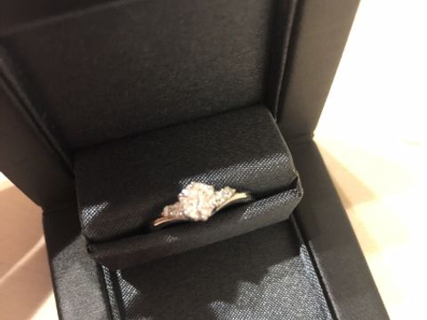 【ラザール ダイヤモンド(LAZARE DIAMOND)の口コミ】 ・華奢なデザインてあること。
・付け心地に違和感がないこと。
・ダイヤ…