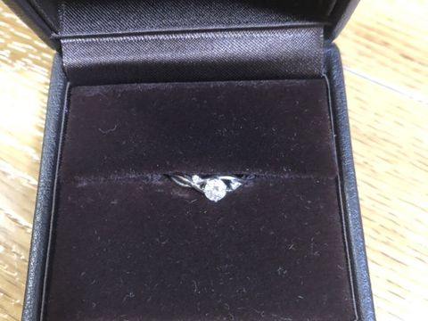 【雅-miyabi- の口コミ】 石が一つではないデザインがかわいく、洒落ていて一般にある婚約指輪と差…