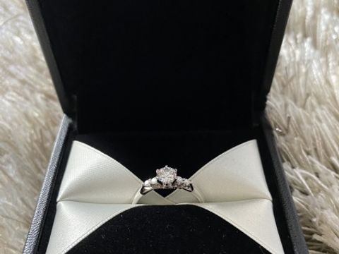 【エクセルコダイヤモンド(EXELCO DIAMOND)の口コミ】 デザインが両サイドのダイヤと真ん中のダイヤのバランスも良くかわいいで…