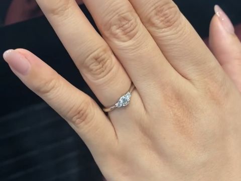 【ラザール ダイヤモンド(LAZARE DIAMOND)の口コミ】 とにかくダイヤモンドの輝きが素晴らしいです。
メレダイヤとセンターダイ…