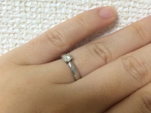 【ティファニー(Tiffany & Co.)の口コミ】 私の指は幼い感じでプニプニとした印象です。ボリュームのある指輪だと、…